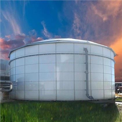 Gler brædd við stáltank